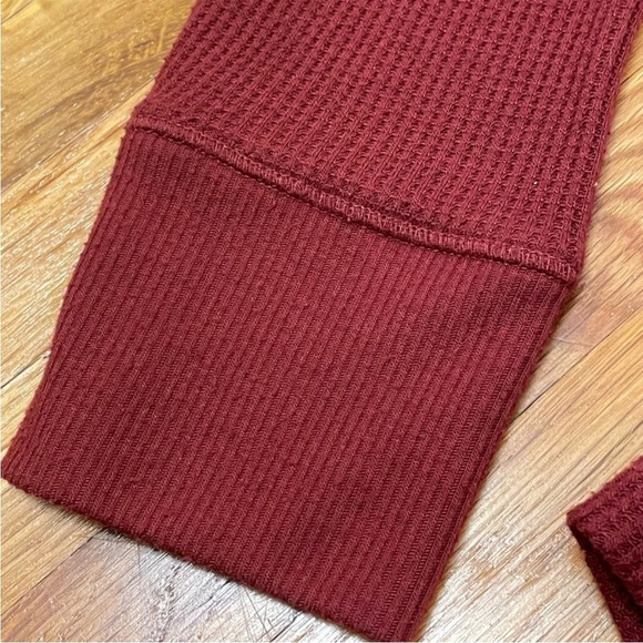 3/$25 Hollister Burgundy Maroon Waffle Knit Hoodie Size Medium - Picture 5 of 7